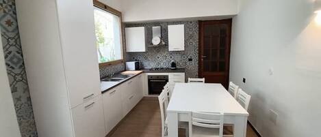 Mikrowelle, Ofen, Herdplatte, Geschirrspüler