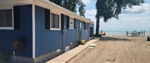 Erie Beach Moon. A cozy Waterfront cottage near Amherstburg Ontario