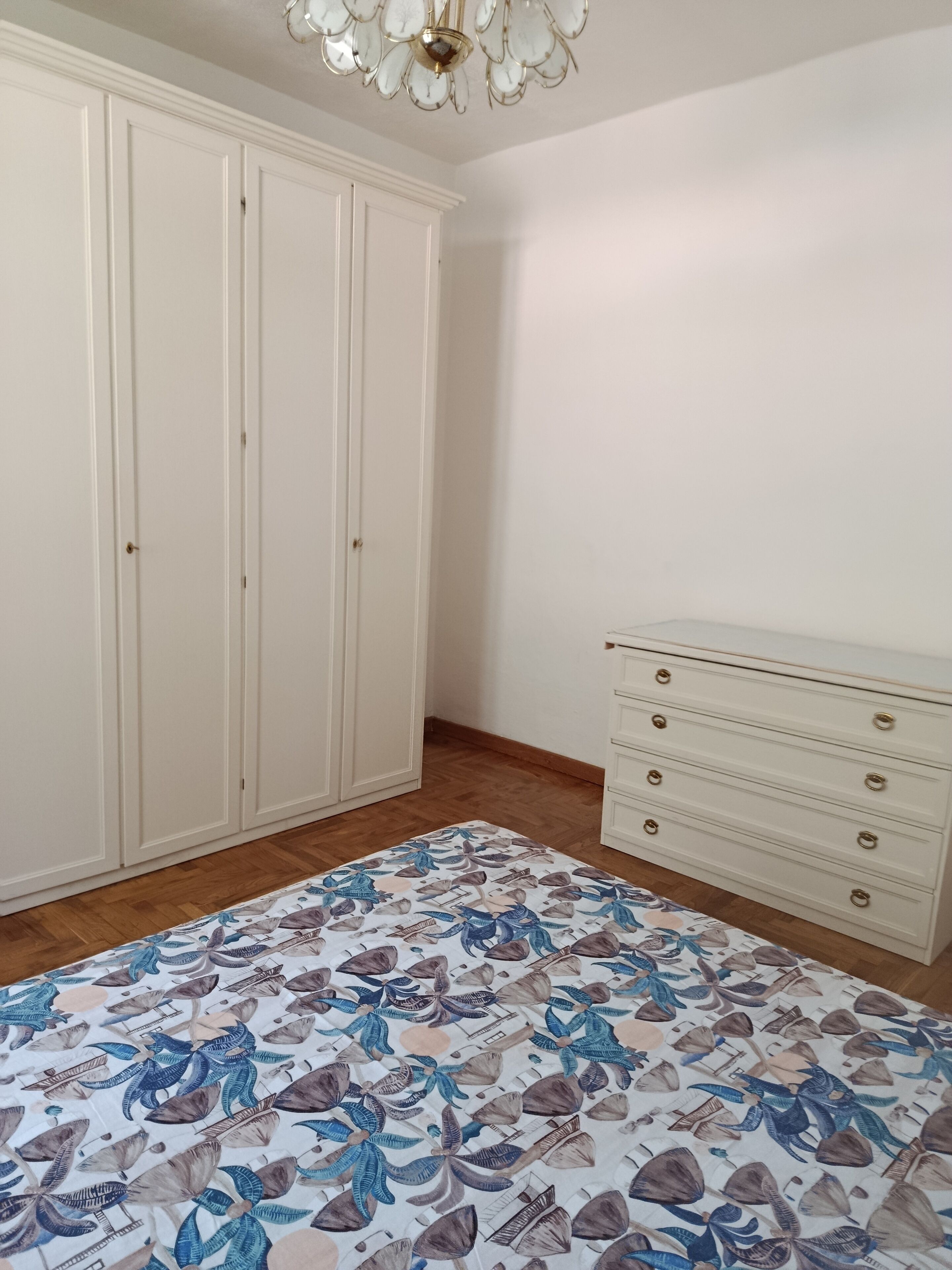 Une pièce comprenant une grande armoire, une commode et un tapis à motifs.