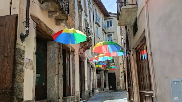 Uma rua estreita com calçamento de pedras e edifícios em ambos os lados.