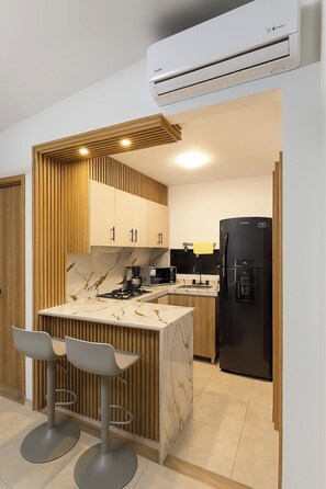 Kühlschrank, Mikrowelle, Herdplatte, Geschirrspüler