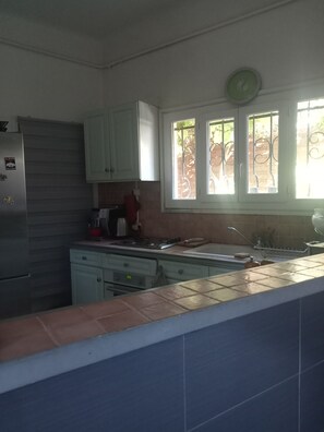 KĂŒhlschrank, Mikrowelle, Ofen, Herdplatte
