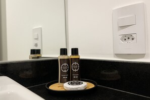 Apartamento básico | Comodidades do banheiro | Chuveiro, secador de cabelo, toalhas de banho, sabonete