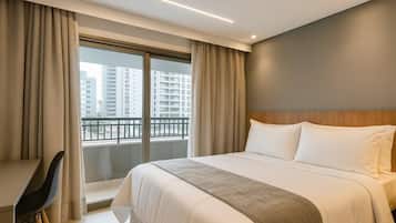 Departamento básico | Escritorio y espacio para trabajar con laptop