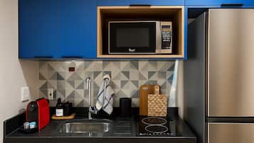 Departamento exclusivo | Cocina privada | Refrigerador con congelador, microondas y parrilla de estufa