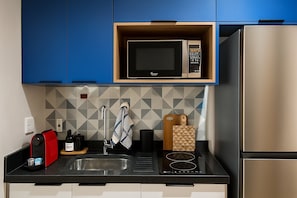 Refrigerador con freezer, microondas, placa de cocina