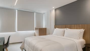 Appartement de base | Bureau, espace de travail pour ordinateurs portables