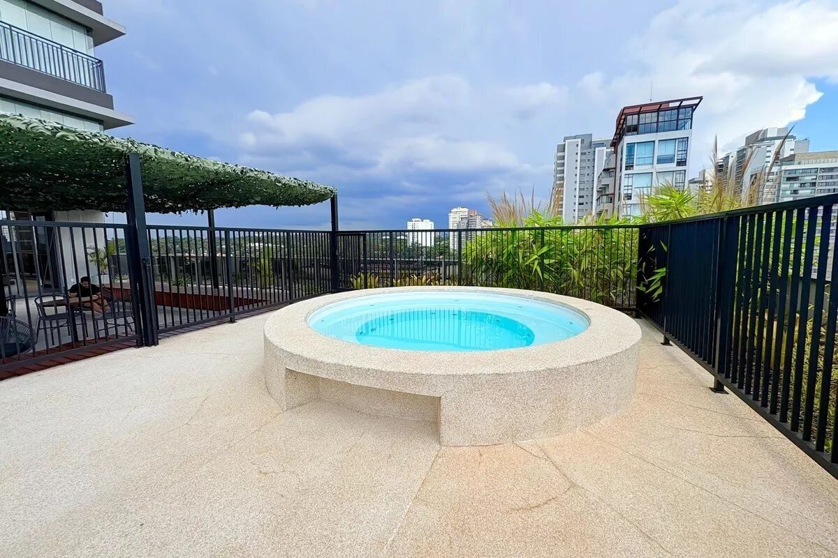 Apartment | Outdoor spa tub