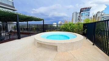Apartment | Outdoor spa tub