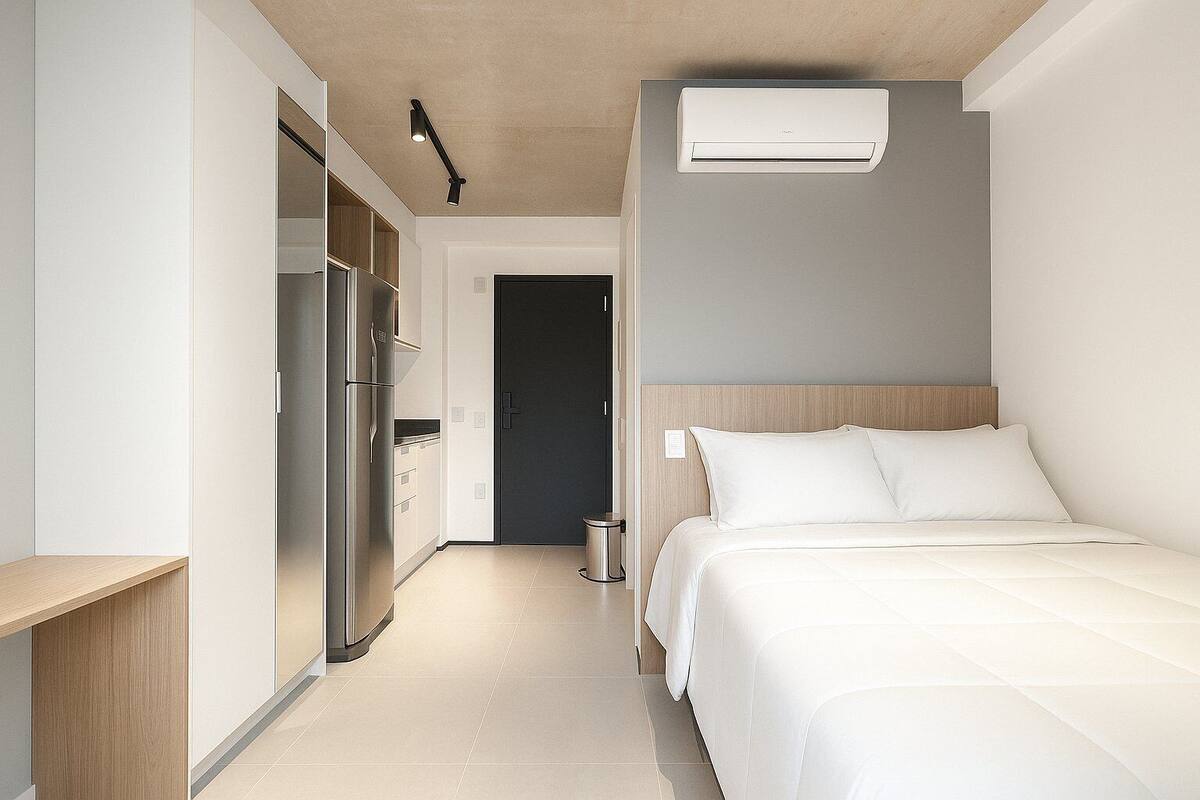 Ein modernes Hotelzimmer mit Bett, Kleiderschrank und integrierter Klimaanlage.