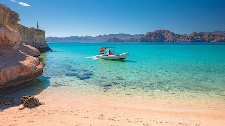 Beach. 2 Hotel Suites in Enjoyable La Danzante with AC, Fitness Room
