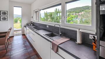 Wasserkocher mit Kaffee-/Teezubehör, Kühlschrank, Mikrowelle, Herdplatte