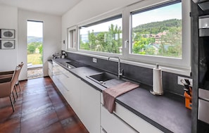 Réfrigérateur, micro-ondes, plaque de cuisson, lave-vaisselle