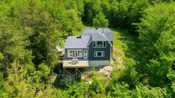 Ein Haus, umgeben von dichtem Wald.