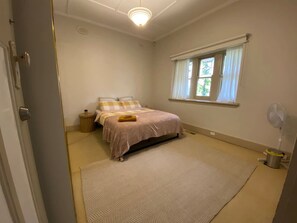 1 habitación, escritorio, tabla de planchar con plancha y wifi