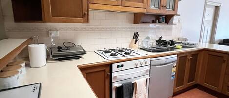 Réfrigérateur, four à micro-ondes, un four, surface de cuisson