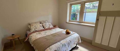 Escritorio, tabla de planchar con plancha, wifi y ropa de cama