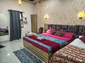 Deluxe Quadruple Room | Soundproofing, free WiFi - Kashiyana stay  (Varanasi)