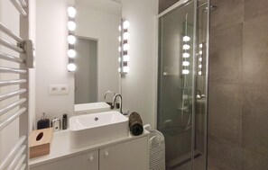 Douche, séchoir à cheveux