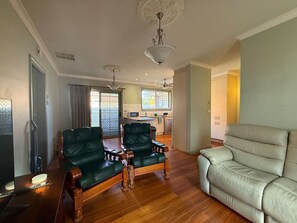 TV - Cozy Private Room | 1min to Station & Cafes (Bentleigh)