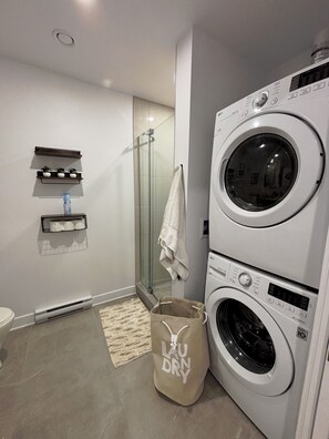 Toalhas de banho, sabonete, papel higiênico 