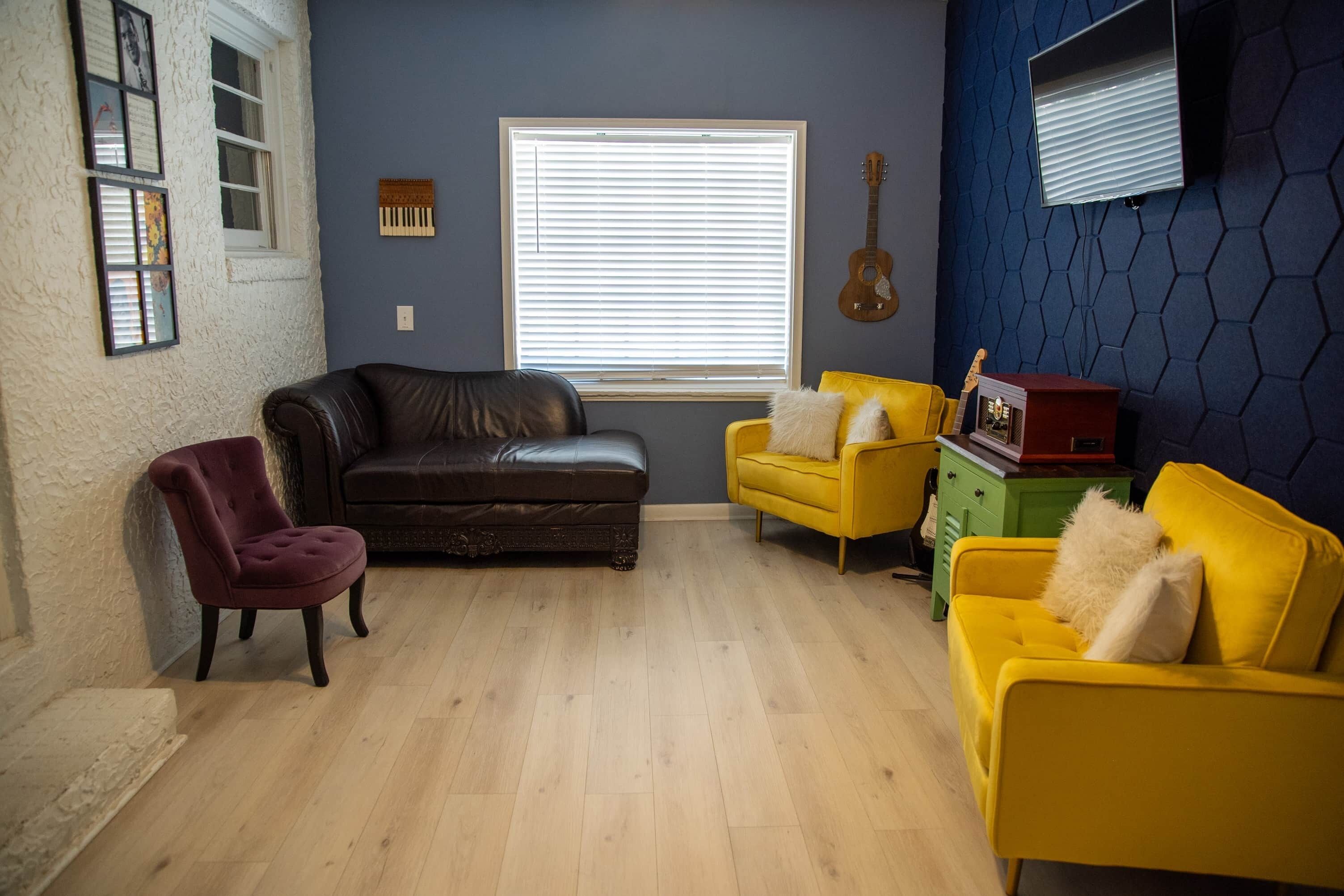 Smart-TV, peis, DVD-spiller og bøker