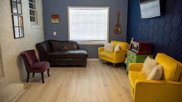 智能電視、壁爐、DVD 播放機、書籍