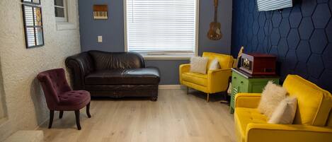 Smart TV, lareira, DVD player, livros