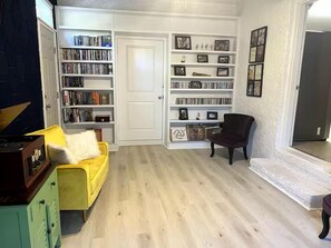 TV connectée, cheminée, lecteur de DVD, livres
