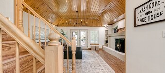 DIRECT LAKE ACCESS in a boutique-style lakehouse on Lake Whitney!