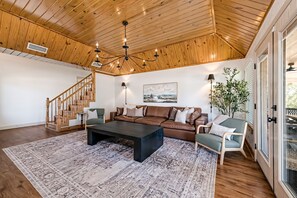 TV connectée, cheminée, table de tennis de table, livres