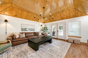 Smart-tv, eldstad, ett bordtennisbord och böcker