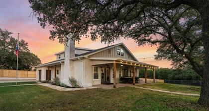 Kash Cove Lakeside Retreat - DIRECT LAKE ACCESS + HOT TUB + FIRE PIT + GRILL