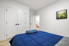 3 bedrooms, iron/ironing board, WiFi, bed sheets - Lake Community Hideout (Chestermere)