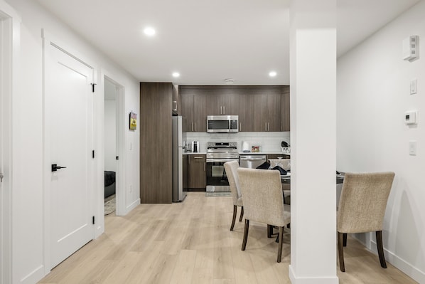 Microwave, oven, stovetop, dishwasher - Lake Community Hideout (Chestermere)