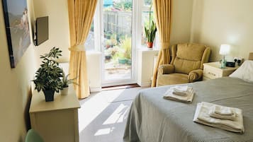 3 bedrooms, iron/ironing board, travel crib, internet