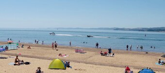  Exmouth Spacious and well equipped 3 bedroom 7 person house. 5min from town-sea