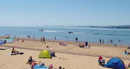 Exmouth Spacious and well equipped 3 bedroom 7 person house. 5min from town-sea