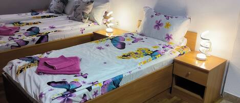 1 slaapkamer, een strijkplank/strijkijzer, wifi, beddengoed