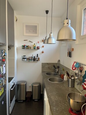 Een oven, een kookplaat, een vaatwasser