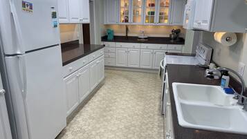 雪櫃、微波爐、焗爐、爐具