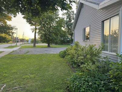 Cabin-like feel in the City, Steps from the trail and Downtown Cheboygan
