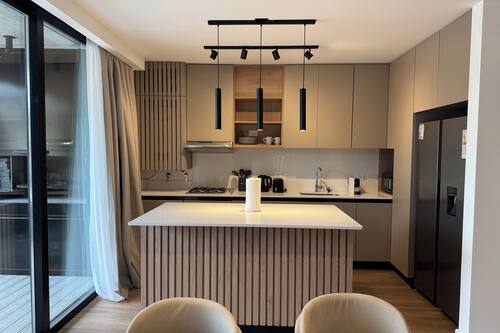 Appartement, 3 chambres (1B) | Cuisine privée | Grand réfrigérateur, micro-ondes, four, plaque de cuisson