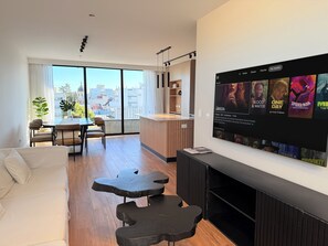 Appartement, 3 slaapkamers (4B) | Woonruimte | Een 43-inch smart-tv met kabelzenders, Netflix en betaalfilms