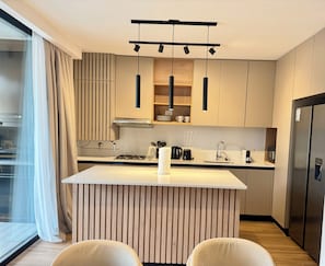 Full-size fridge, microwave, oven, stovetop