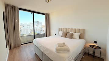 Minibar, escritorio y espacio para trabajar con laptop