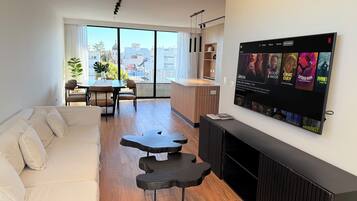 Apartamento premium, 3 quartos, vista para a cidade | Área de estar | Smart TV 43 polegadas com canais a cabo, Netflix, filmes pagos
