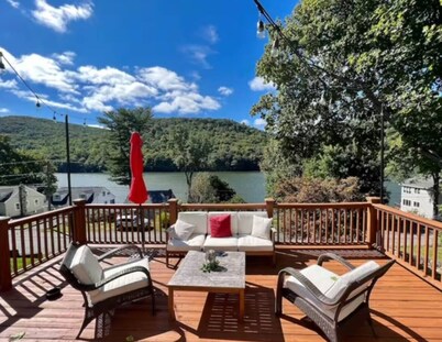 Lake Oasis with Firepit, Game room and Kayaks