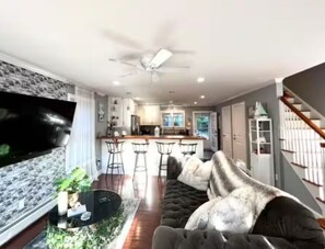 Smart TV, table tennis