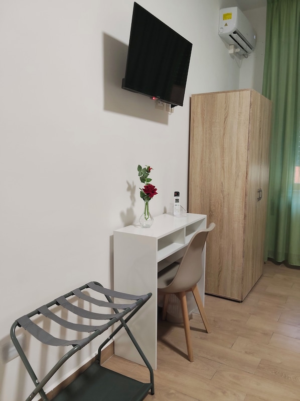 Comfort driepersoonskamer, balkon | Een bureau, gratis wifi